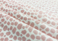 Tela 100% del paño grueso y suave del poliéster para el estampado leopardo casero 210GSM del rosa de la materia textil